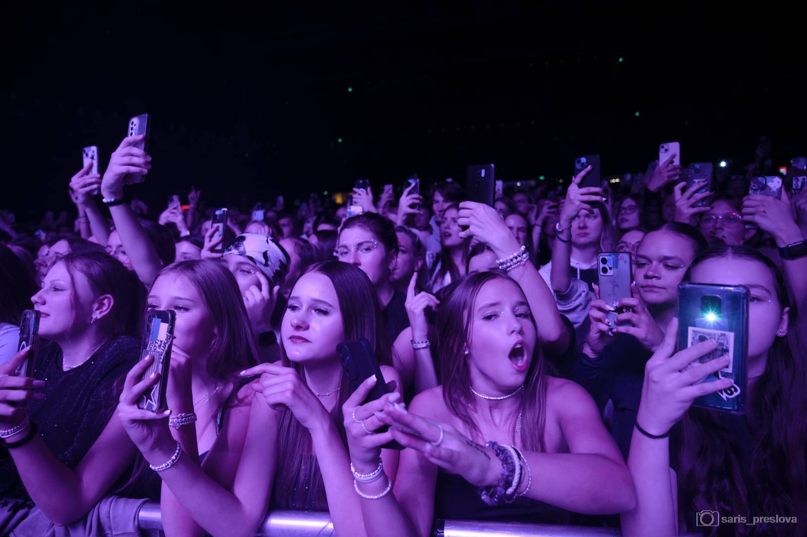 Sofian Medjmedj má za sebou největší show svého života, koncert ve Foru Karlín několikrát kvůli omdlévajícím fanynkám pozastavil