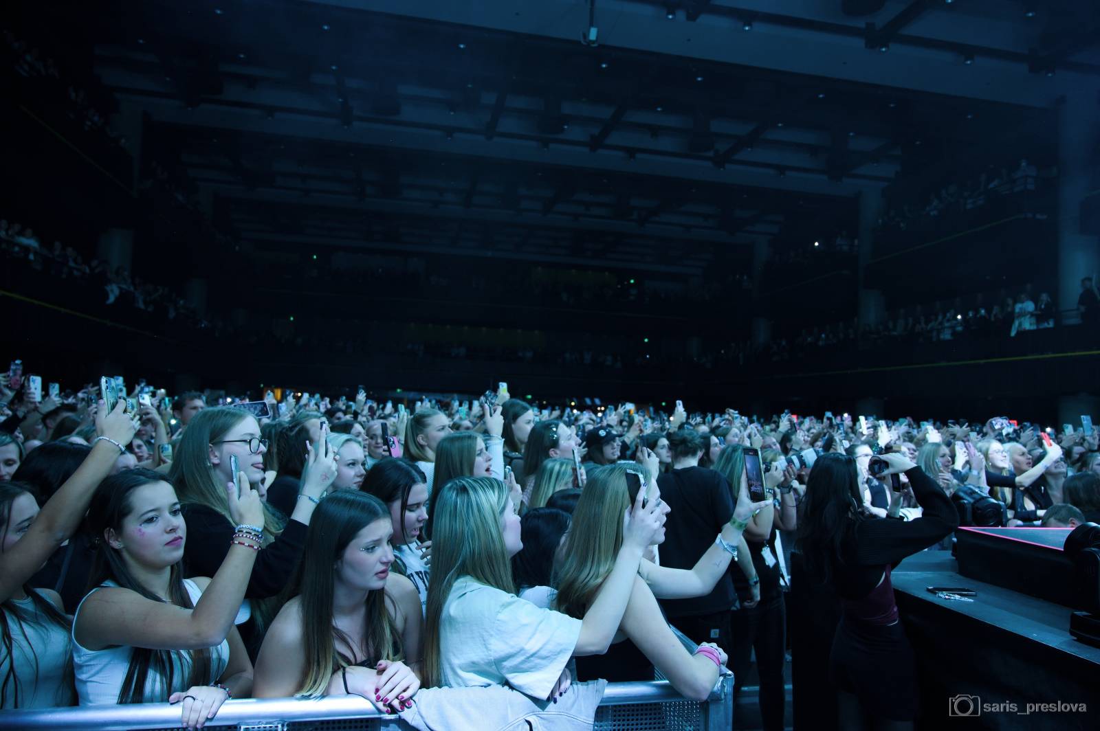 Sofian Medjmedj má za sebou největší show svého života, koncert ve Foru Karlín několikrát kvůli omdlévajícím fanynkám pozastavil