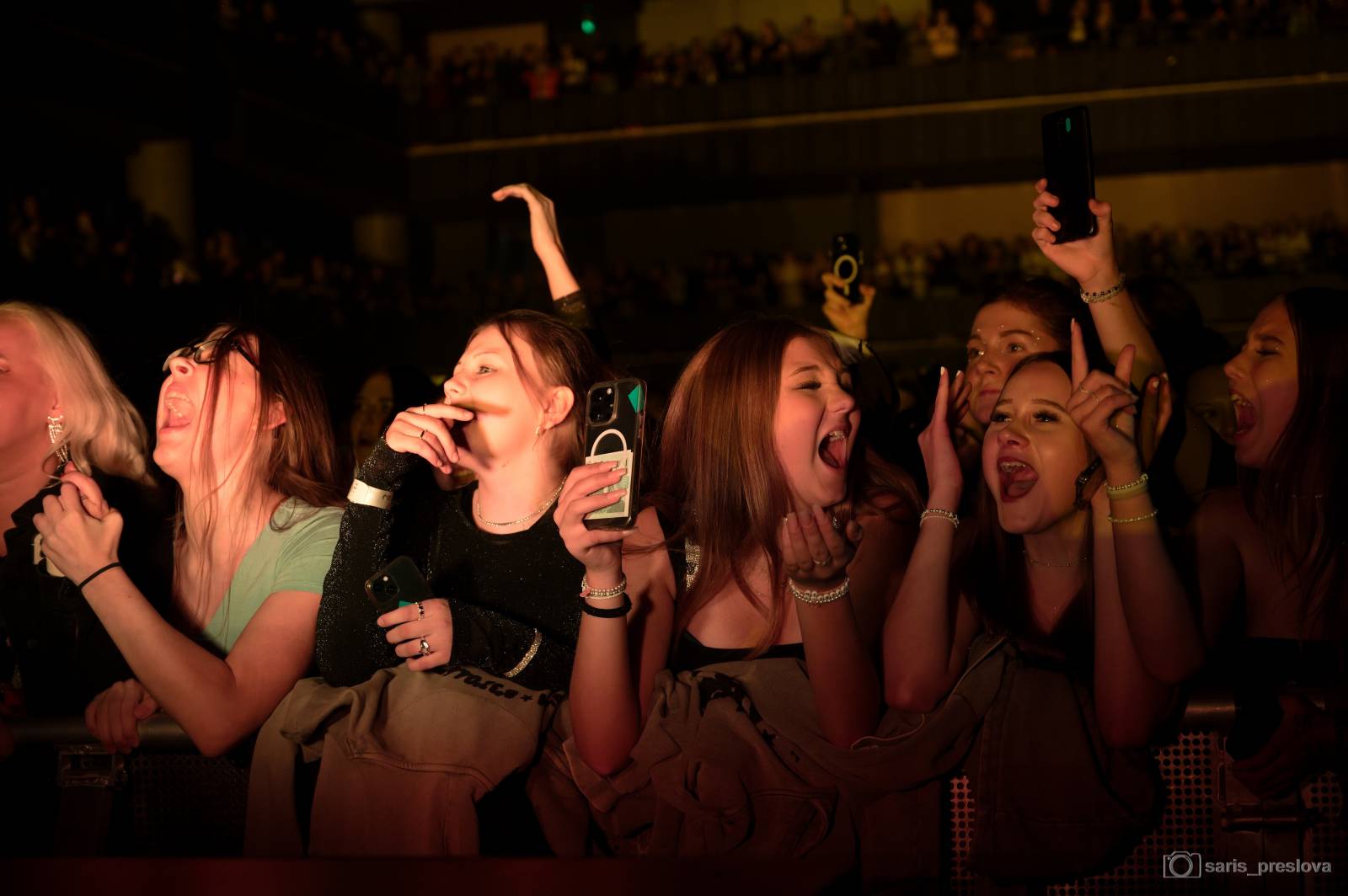 Sofian Medjmedj má za sebou největší show svého života, koncert ve Foru Karlín několikrát kvůli omdlévajícím fanynkám pozastavil