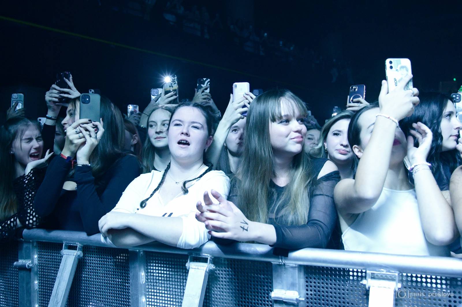 Sofian Medjmedj má za sebou největší show svého života, koncert ve Foru Karlín několikrát kvůli omdlévajícím fanynkám pozastavil