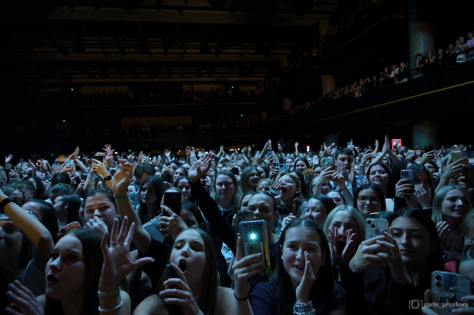 Sofian Medjmedj má za sebou největší show svého života, koncert ve Foru Karlín několikrát kvůli omdlévajícím fanynkám pozastavil