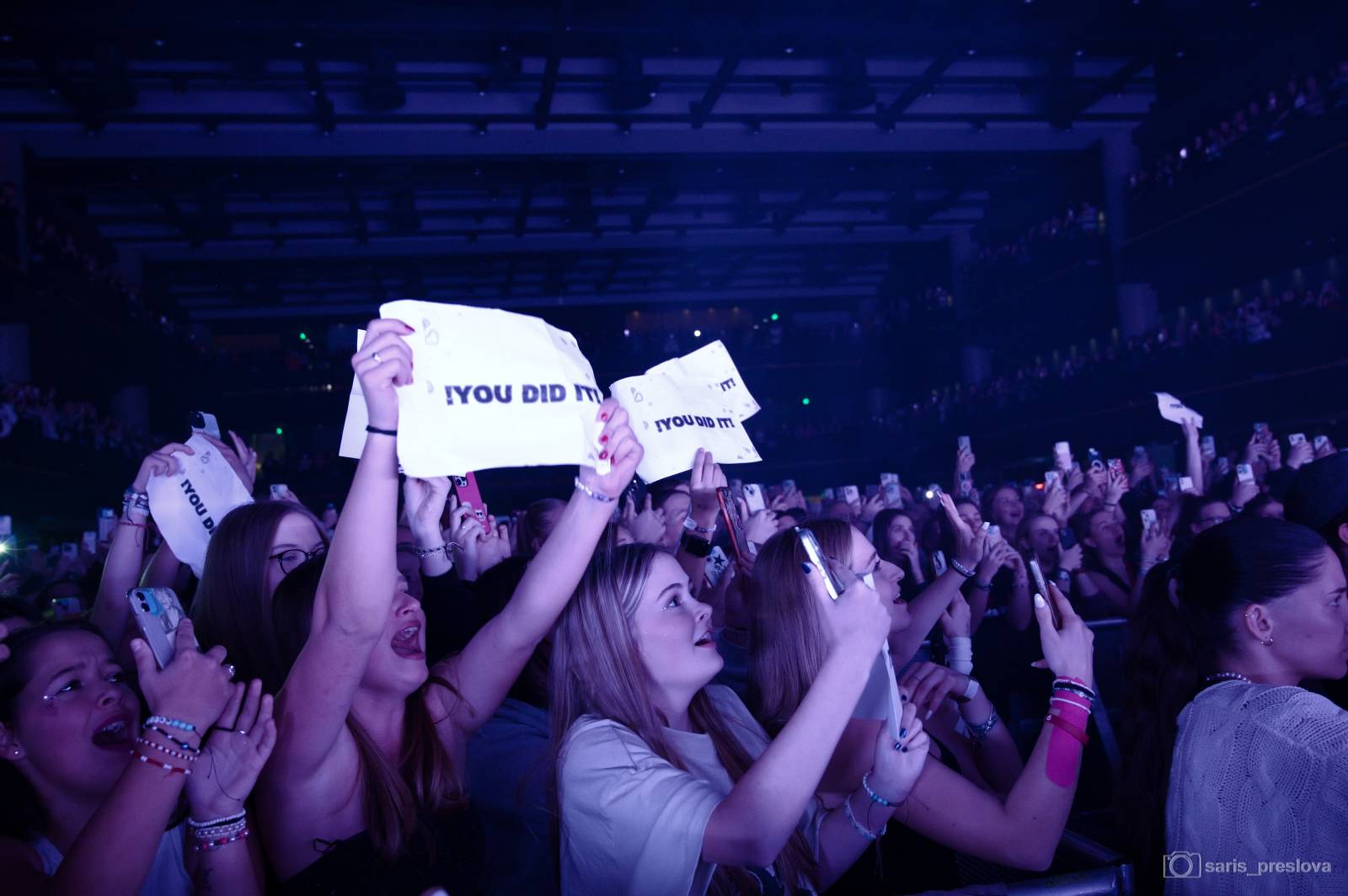 Sofian Medjmedj má za sebou největší show svého života, koncert ve Foru Karlín několikrát kvůli omdlévajícím fanynkám pozastavil