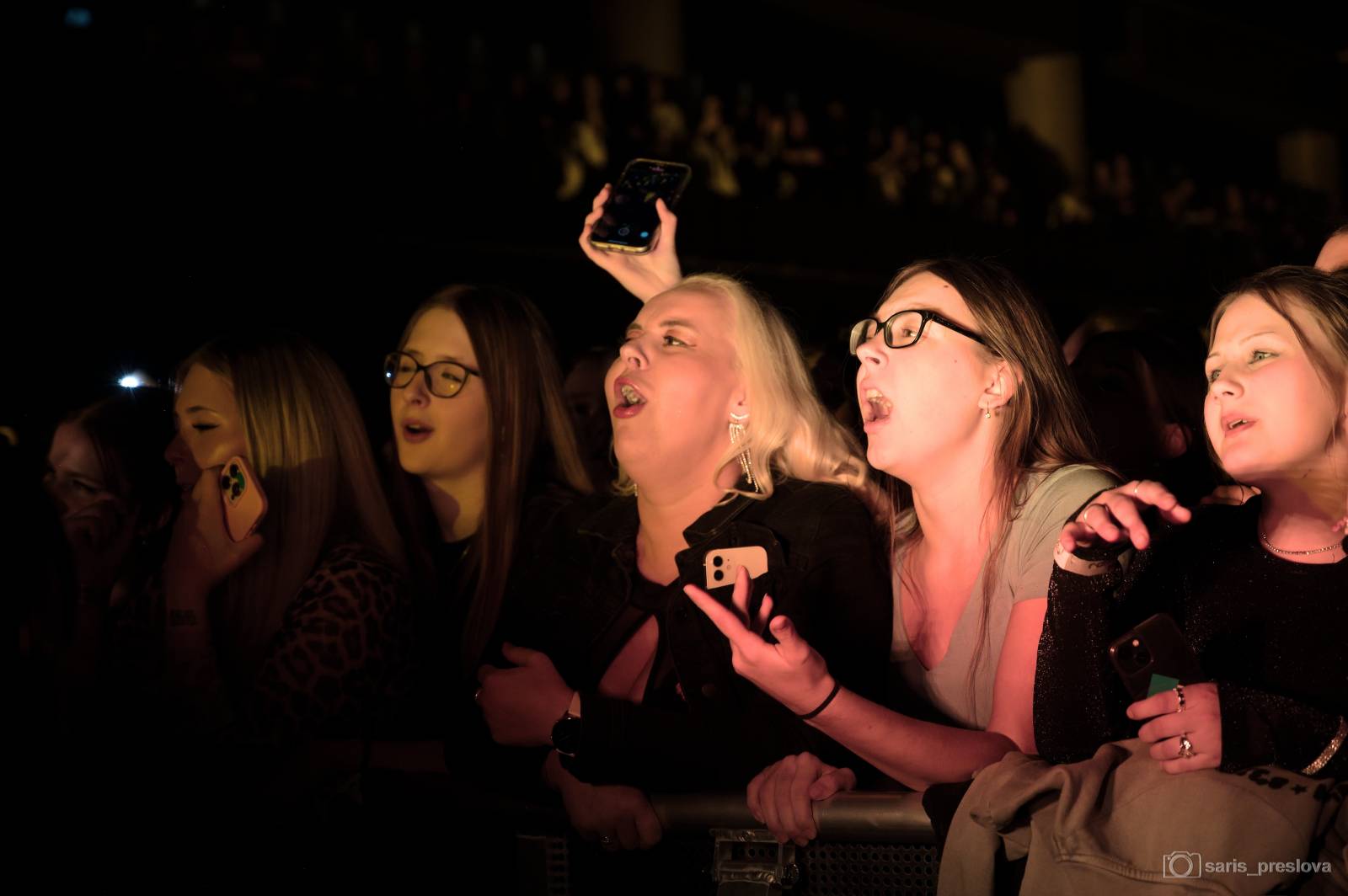 Sofian Medjmedj má za sebou největší show svého života, koncert ve Foru Karlín několikrát kvůli omdlévajícím fanynkám pozastavil