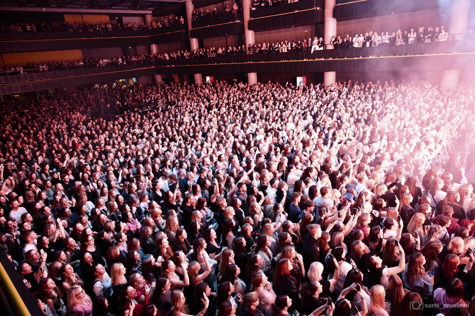 Sofian Medjmedj má za sebou největší show svého života, koncert ve Foru Karlín několikrát kvůli omdlévajícím fanynkám pozastavil