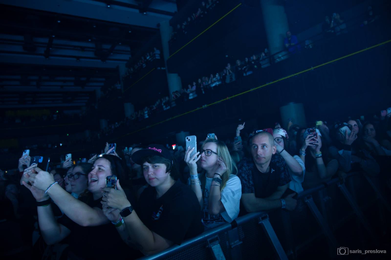 Sofian Medjmedj má za sebou největší show svého života, koncert ve Foru Karlín několikrát kvůli omdlévajícím fanynkám pozastavil