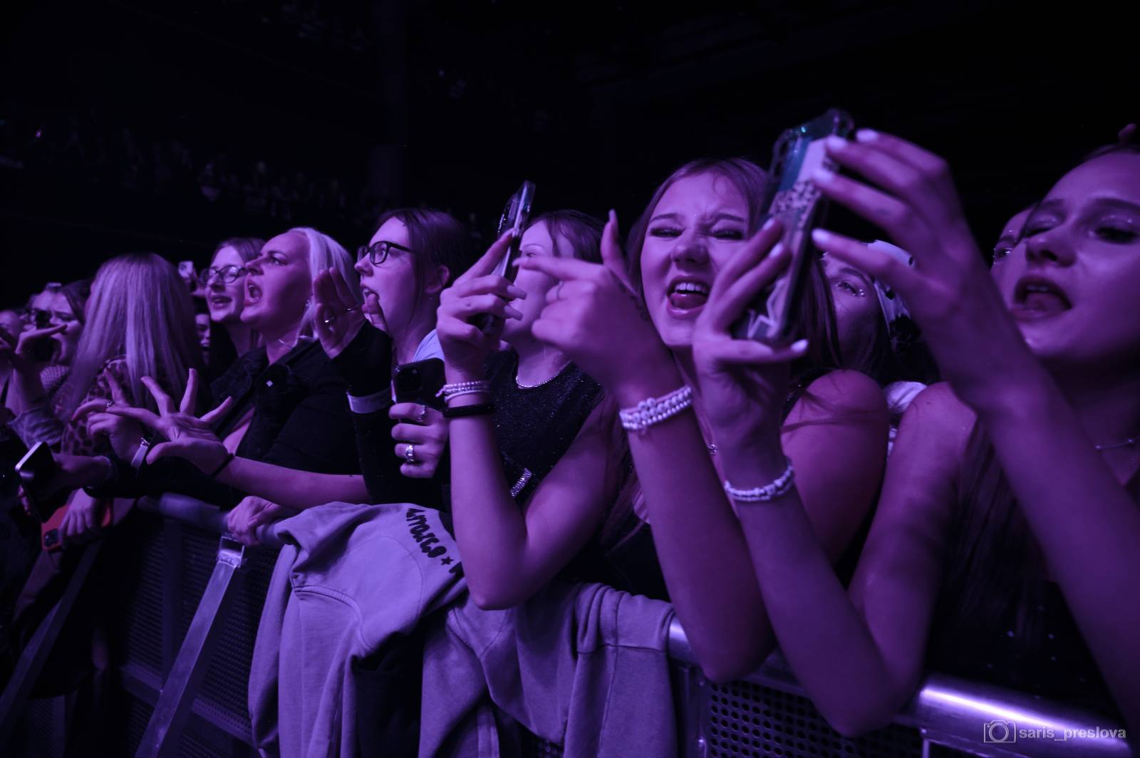 Sofian Medjmedj má za sebou největší show svého života, koncert ve Foru Karlín několikrát kvůli omdlévajícím fanynkám pozastavil