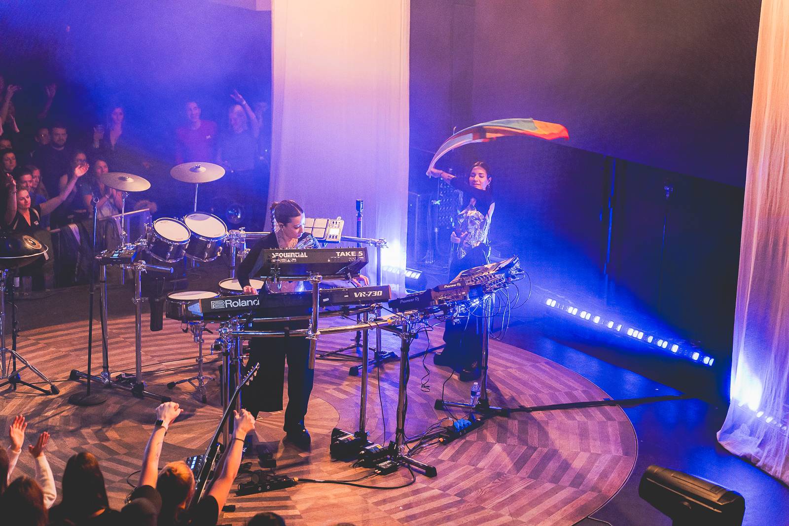 Giolì & Assia bavily vyprodaný Lucerna Music Bar, předskakovala jim Němka Joplyn