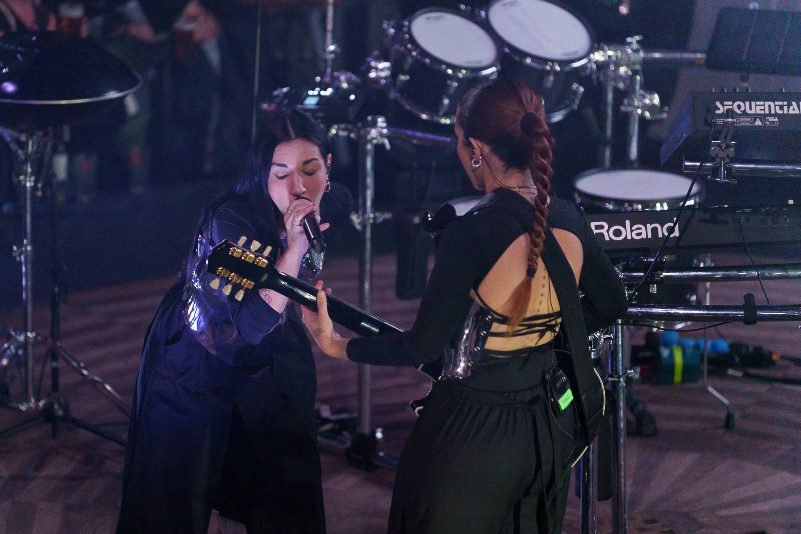 Giolì & Assia bavily vyprodaný Lucerna Music Bar, předskakovala jim Němka Joplyn