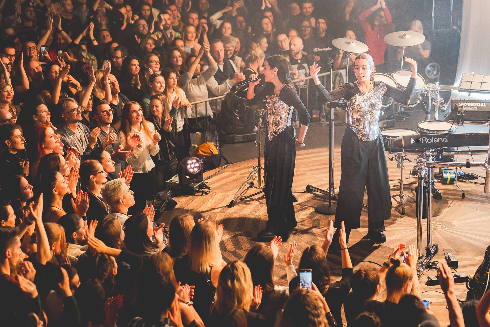 Giolì & Assia bavily vyprodaný Lucerna Music Bar, předskakovala jim Němka Joplyn