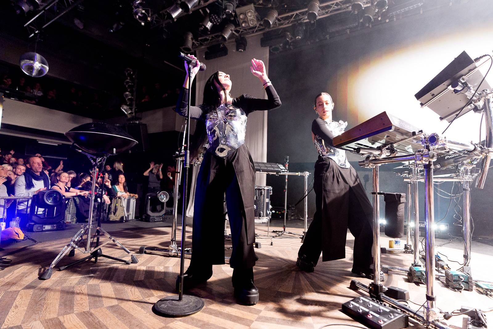 Giolì & Assia bavily vyprodaný Lucerna Music Bar, předskakovala jim Němka Joplyn