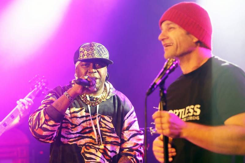 Portless přivezli do Brna nové album Recharged, pokřtily jim ho fanynky