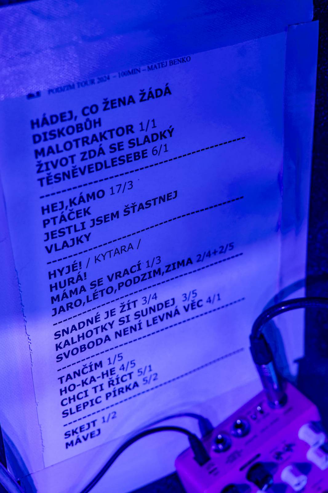 Mig 21 roztančili vyprodaný Lucerna Music Bar, fanynky zasypaly pódium kalhotkami