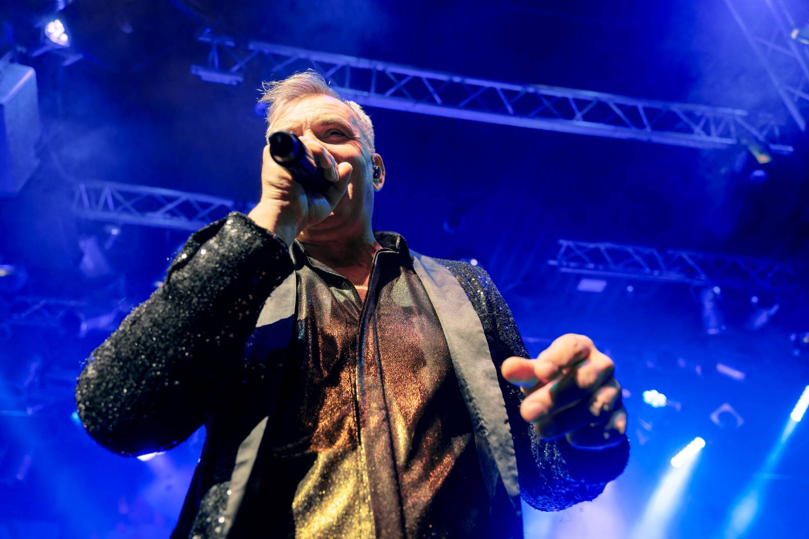 Mig 21 roztančili vyprodaný Lucerna Music Bar, fanynky zasypaly pódium kalhotkami