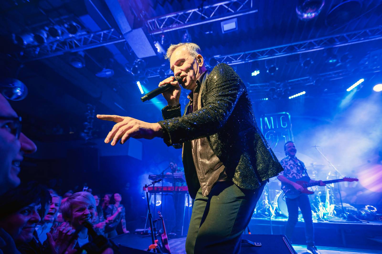 Mig 21 roztančili vyprodaný Lucerna Music Bar, fanynky zasypaly pódium kalhotkami