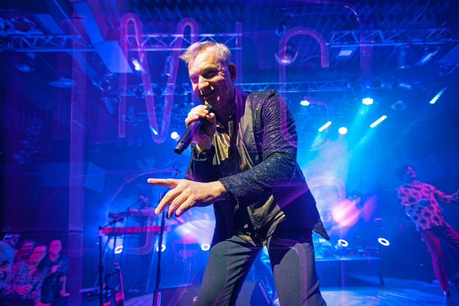 Mig 21 roztančili vyprodaný Lucerna Music Bar, fanynky zasypaly pódium kalhotkami