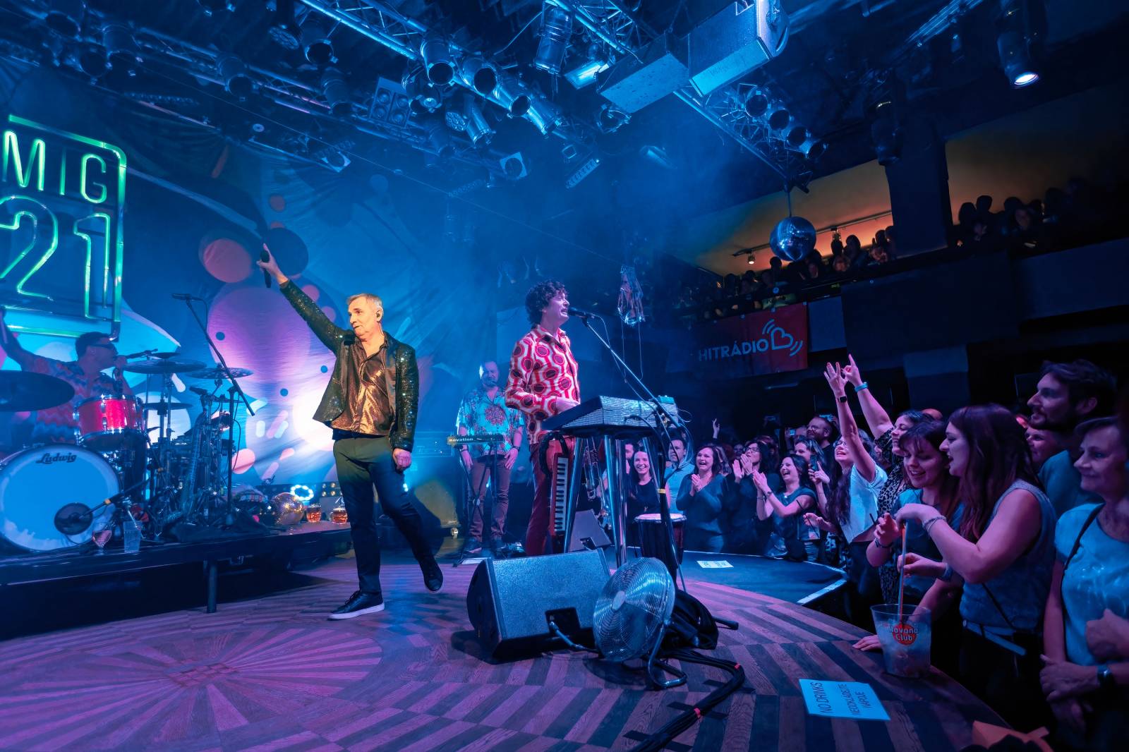 Mig 21 roztančili vyprodaný Lucerna Music Bar, fanynky zasypaly pódium kalhotkami