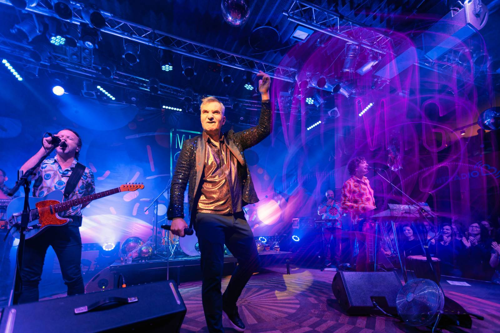 Mig 21 roztančili vyprodaný Lucerna Music Bar, fanynky zasypaly pódium kalhotkami