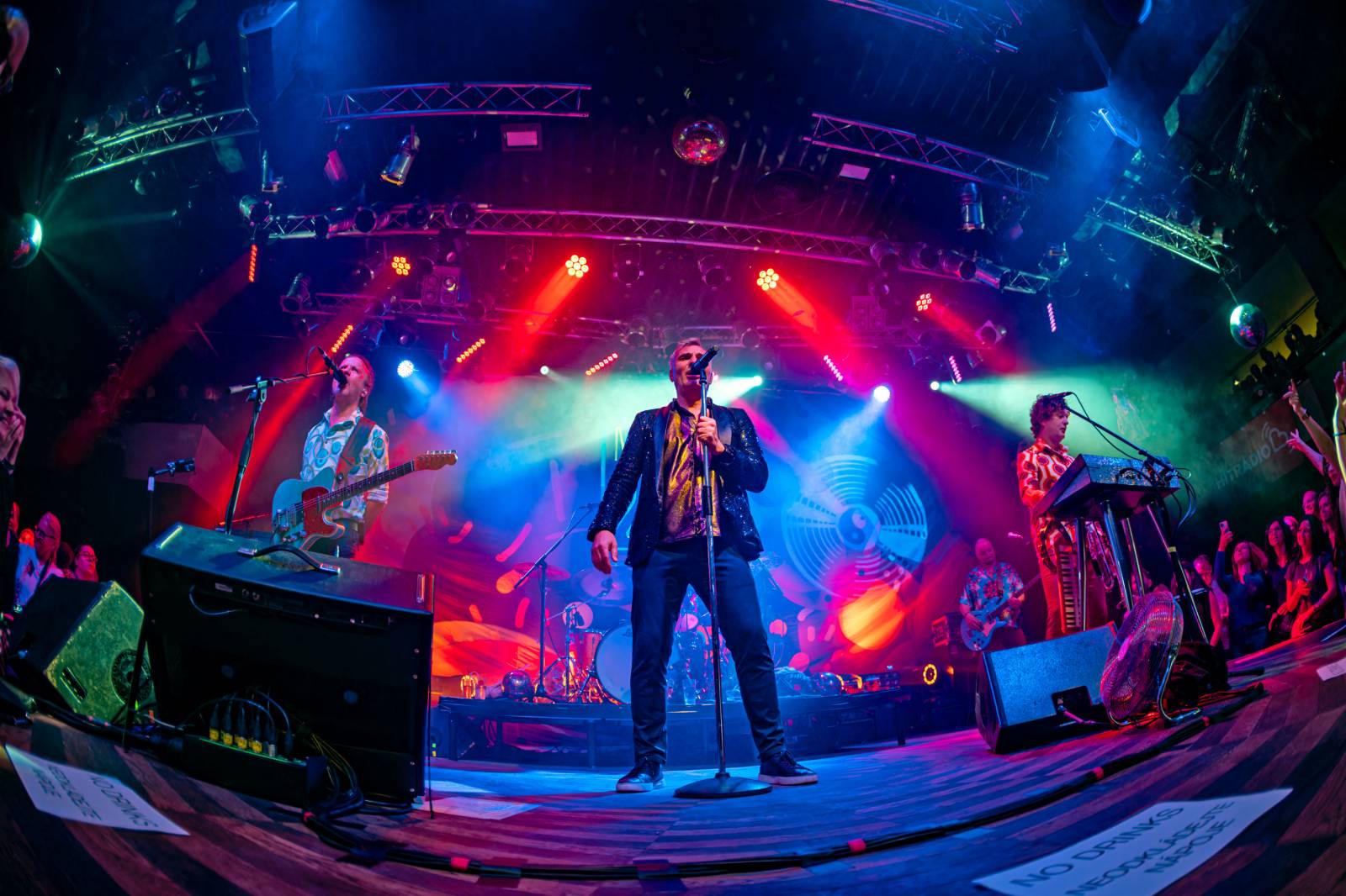 Mig 21 roztančili vyprodaný Lucerna Music Bar, fanynky zasypaly pódium kalhotkami