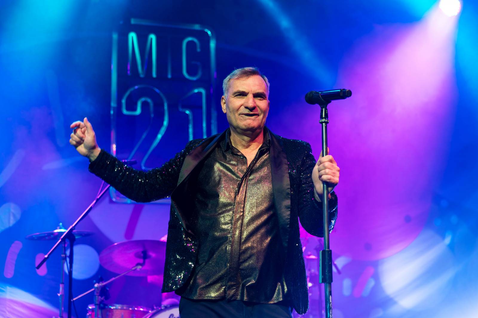 Mig 21 roztančili vyprodaný Lucerna Music Bar, fanynky zasypaly pódium kalhotkami