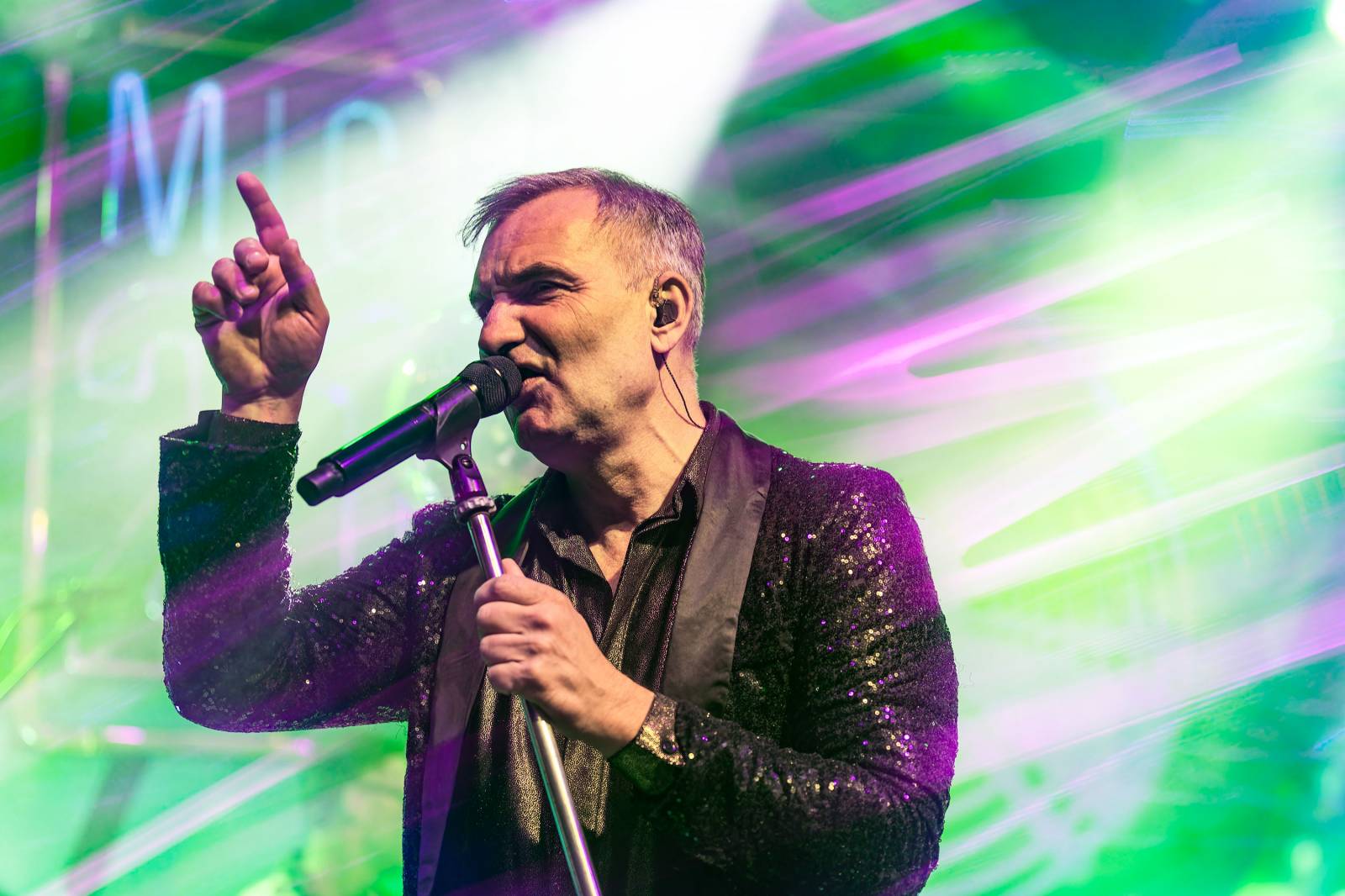 Mig 21 roztančili vyprodaný Lucerna Music Bar, fanynky zasypaly pódium kalhotkami