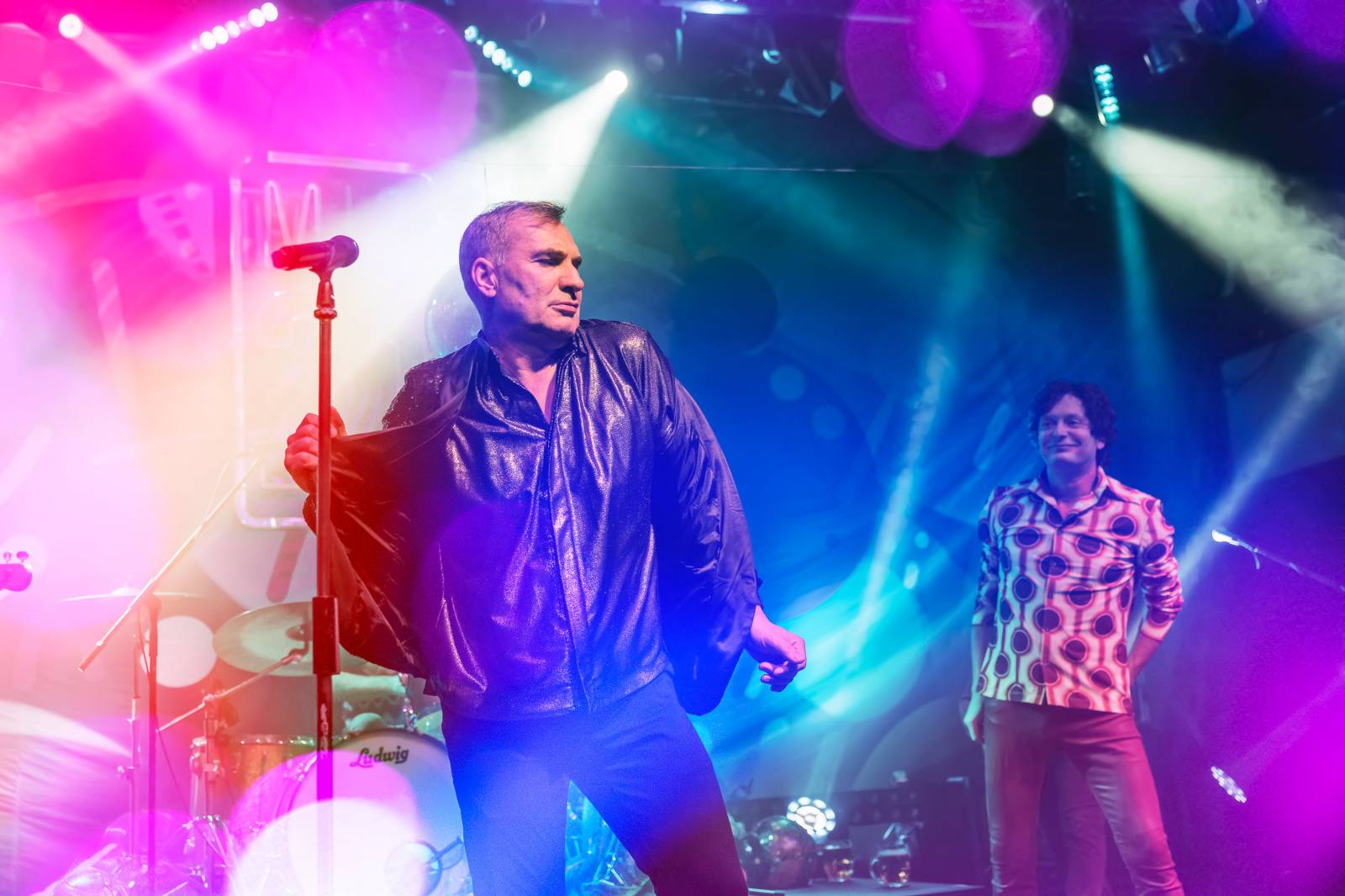 Mig 21 roztančili vyprodaný Lucerna Music Bar, fanynky zasypaly pódium kalhotkami