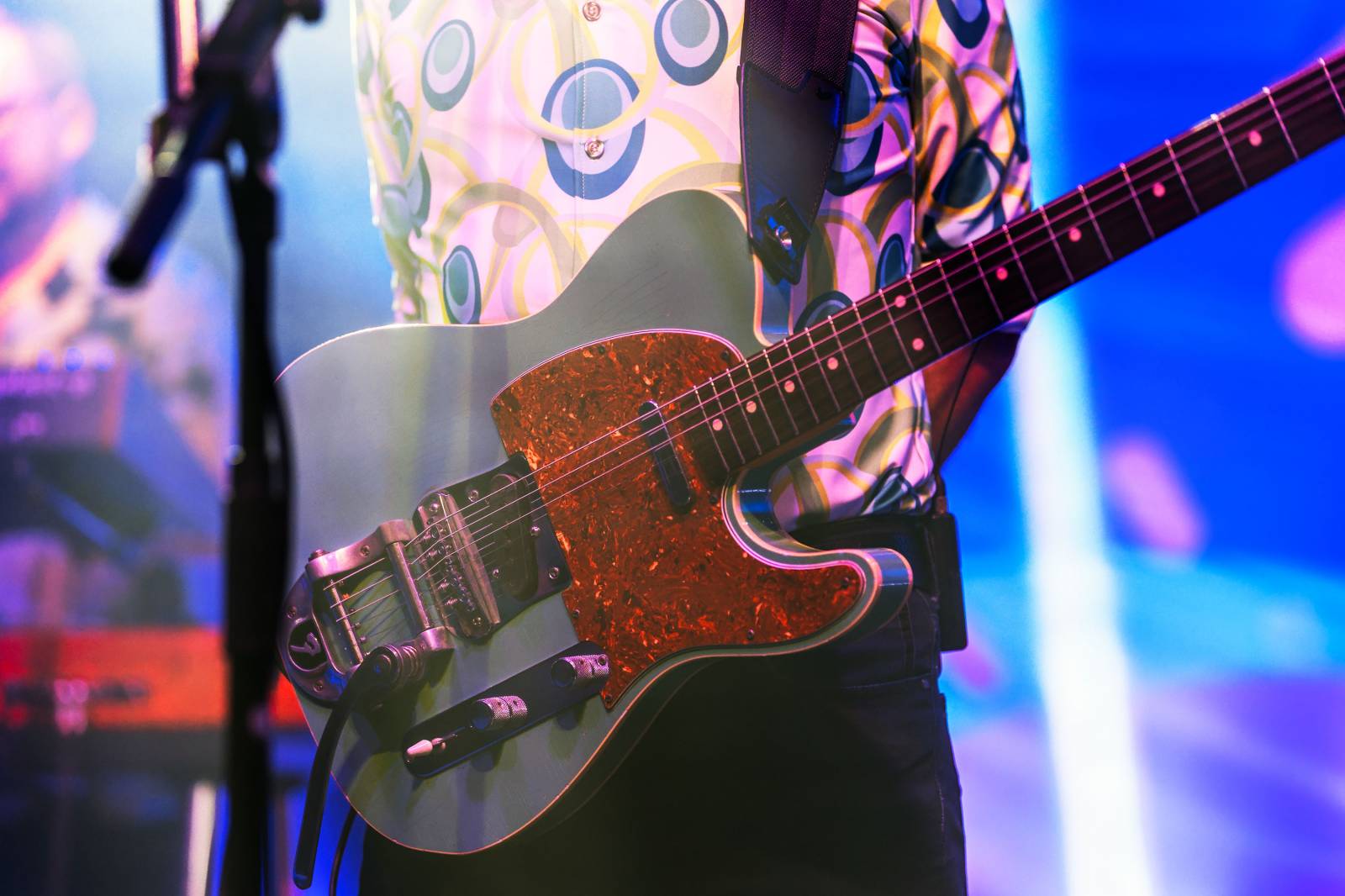 Mig 21 roztančili vyprodaný Lucerna Music Bar, fanynky zasypaly pódium kalhotkami