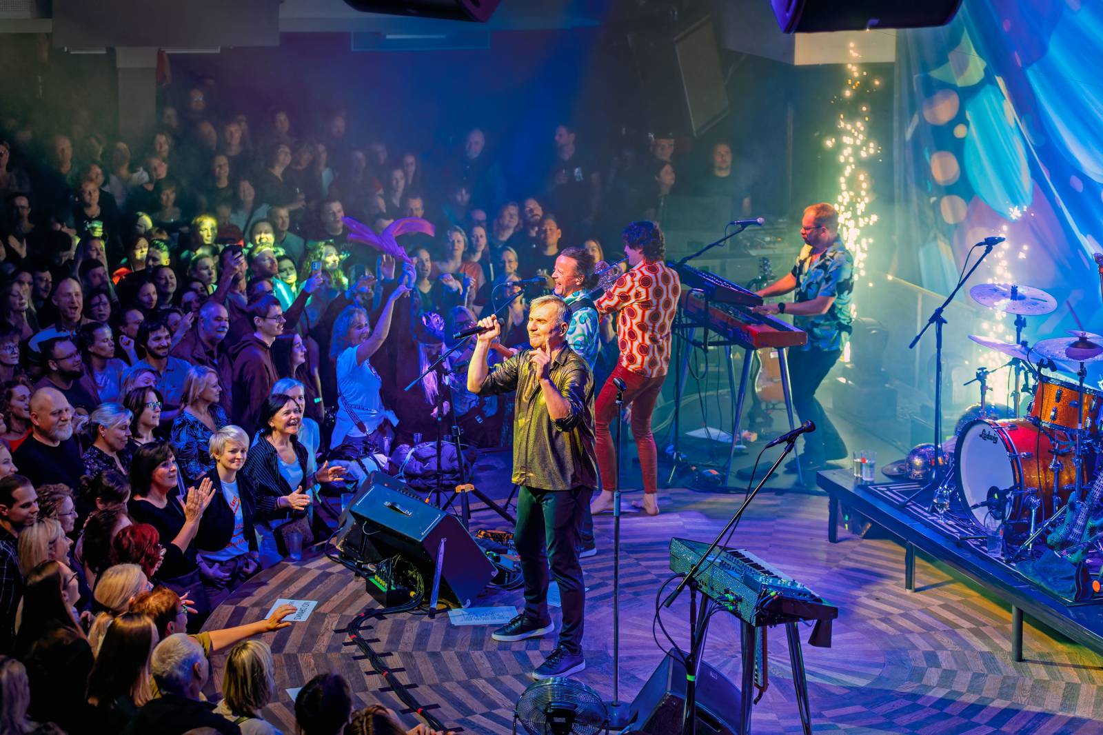 Mig 21 roztančili vyprodaný Lucerna Music Bar, fanynky zasypaly pódium kalhotkami