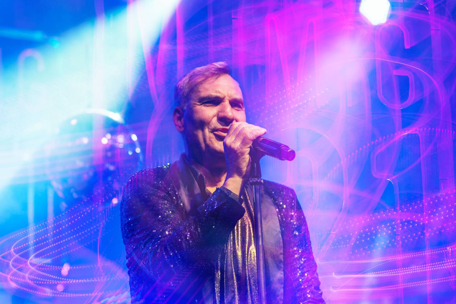 Mig 21 roztančili vyprodaný Lucerna Music Bar, fanynky zasypaly pódium kalhotkami