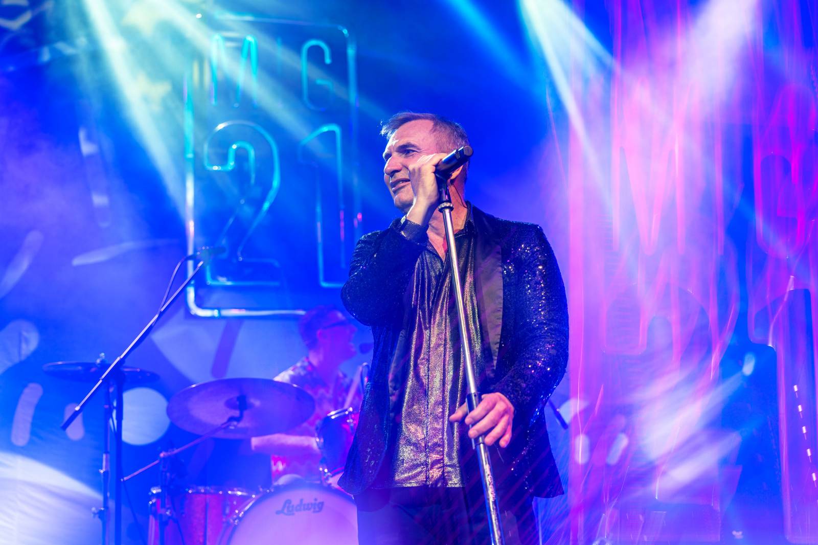 Mig 21 roztančili vyprodaný Lucerna Music Bar, fanynky zasypaly pódium kalhotkami