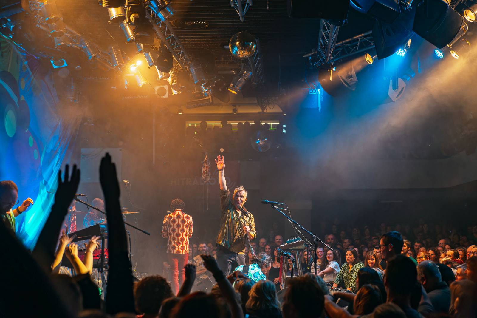 Mig 21 roztančili vyprodaný Lucerna Music Bar, fanynky zasypaly pódium kalhotkami