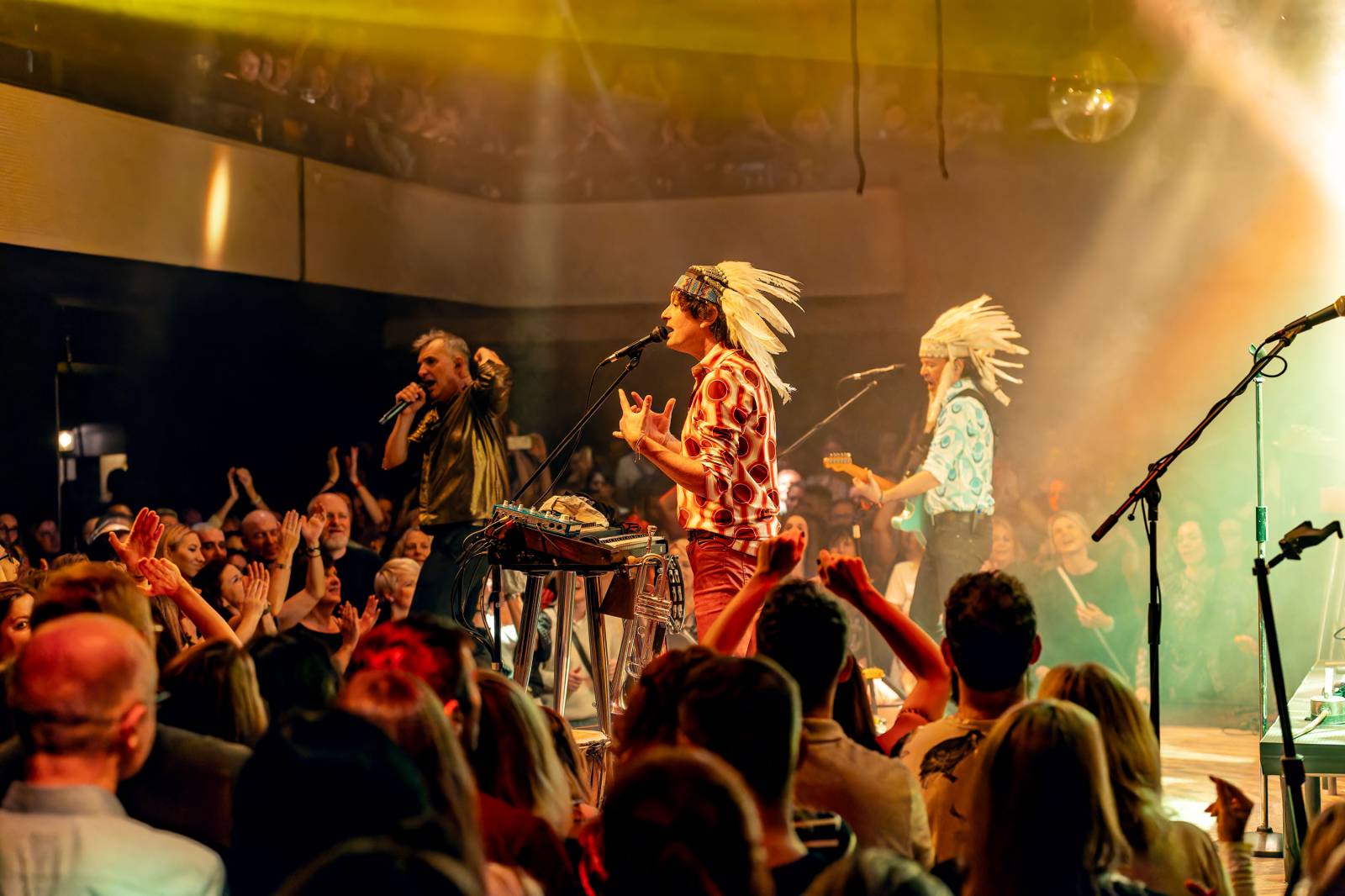 Mig 21 roztančili vyprodaný Lucerna Music Bar, fanynky zasypaly pódium kalhotkami