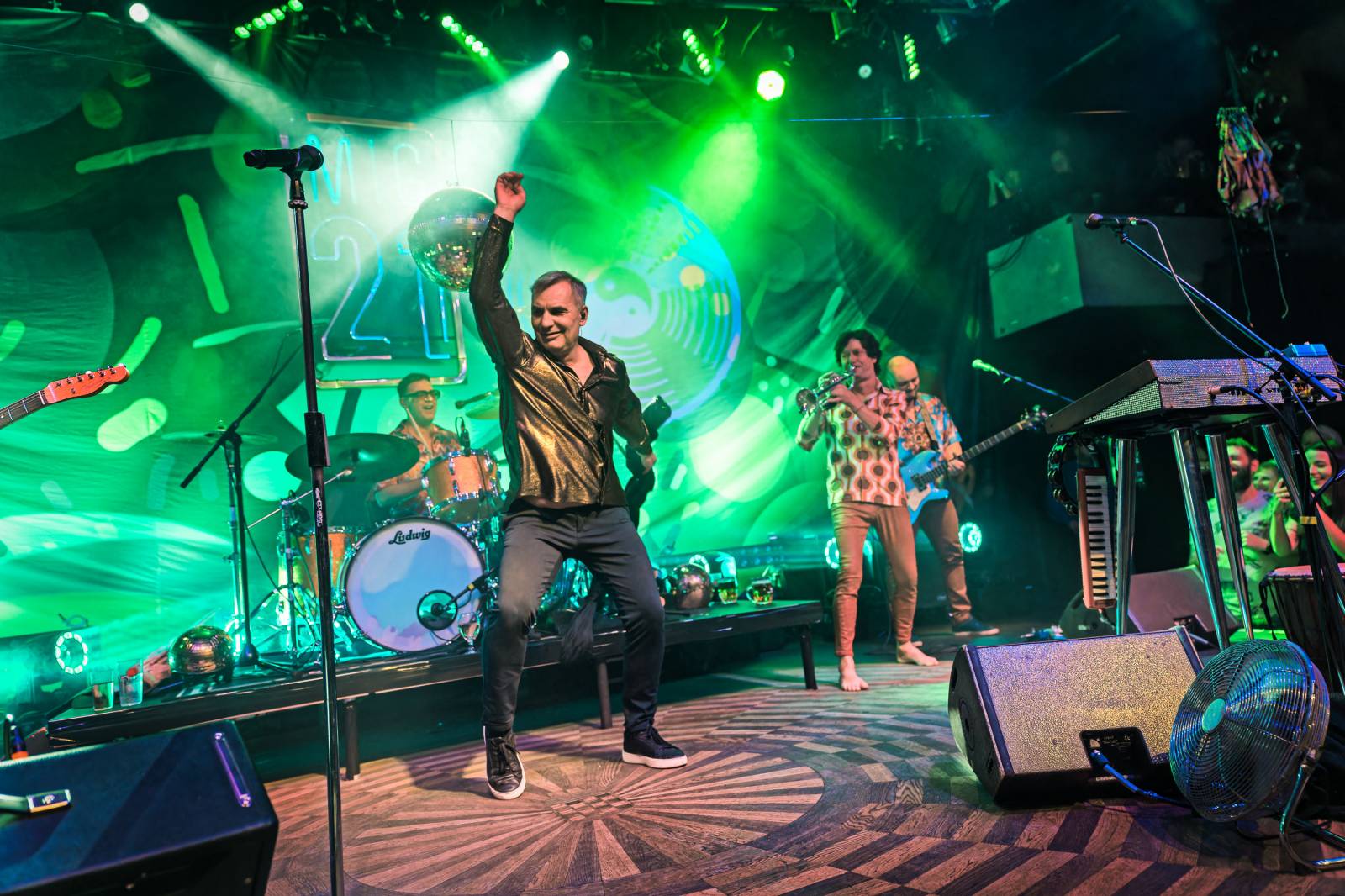 Mig 21 roztančili vyprodaný Lucerna Music Bar, fanynky zasypaly pódium kalhotkami