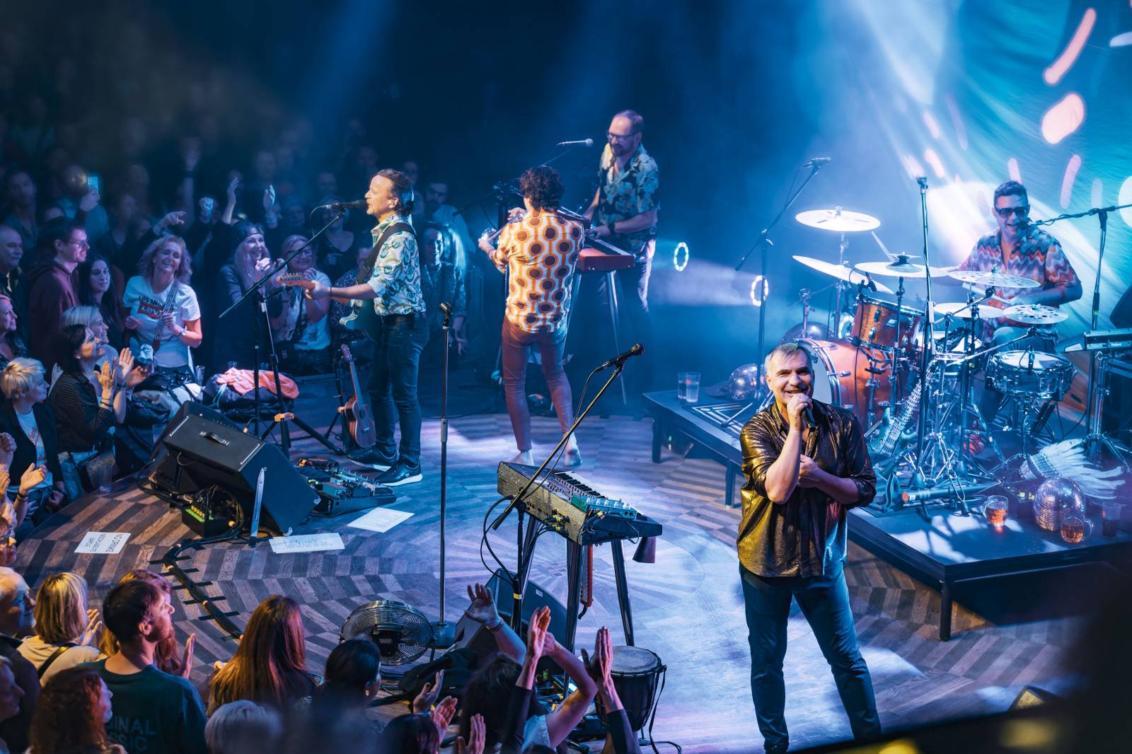 Mig 21 roztančili vyprodaný Lucerna Music Bar, fanynky zasypaly pódium kalhotkami