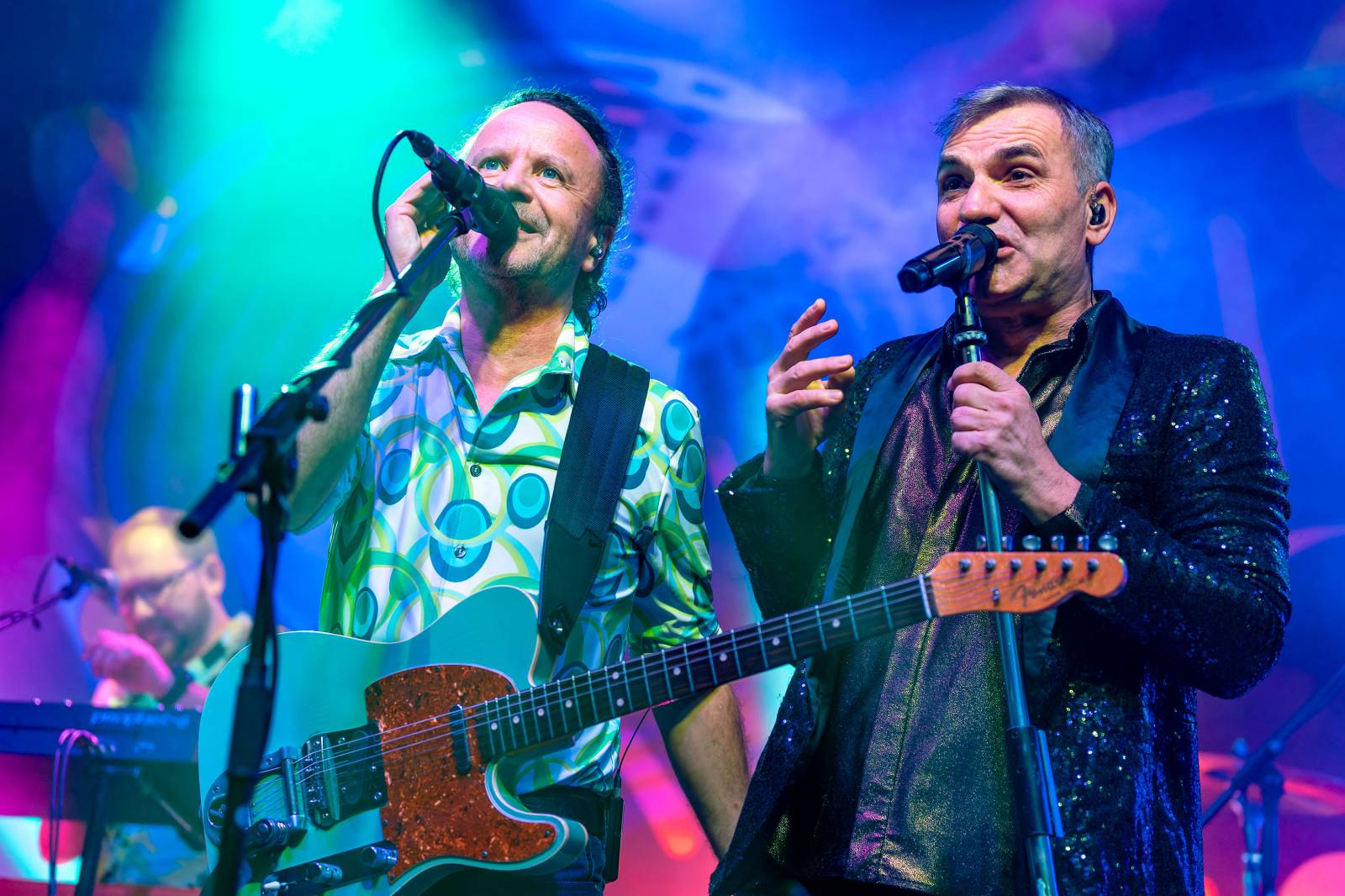 Mig 21 roztančili vyprodaný Lucerna Music Bar, fanynky zasypaly pódium kalhotkami