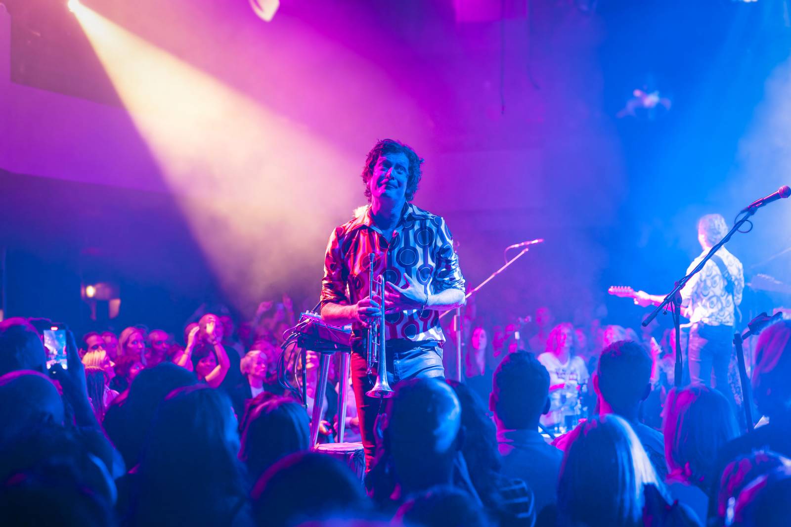 Mig 21 roztančili vyprodaný Lucerna Music Bar, fanynky zasypaly pódium kalhotkami