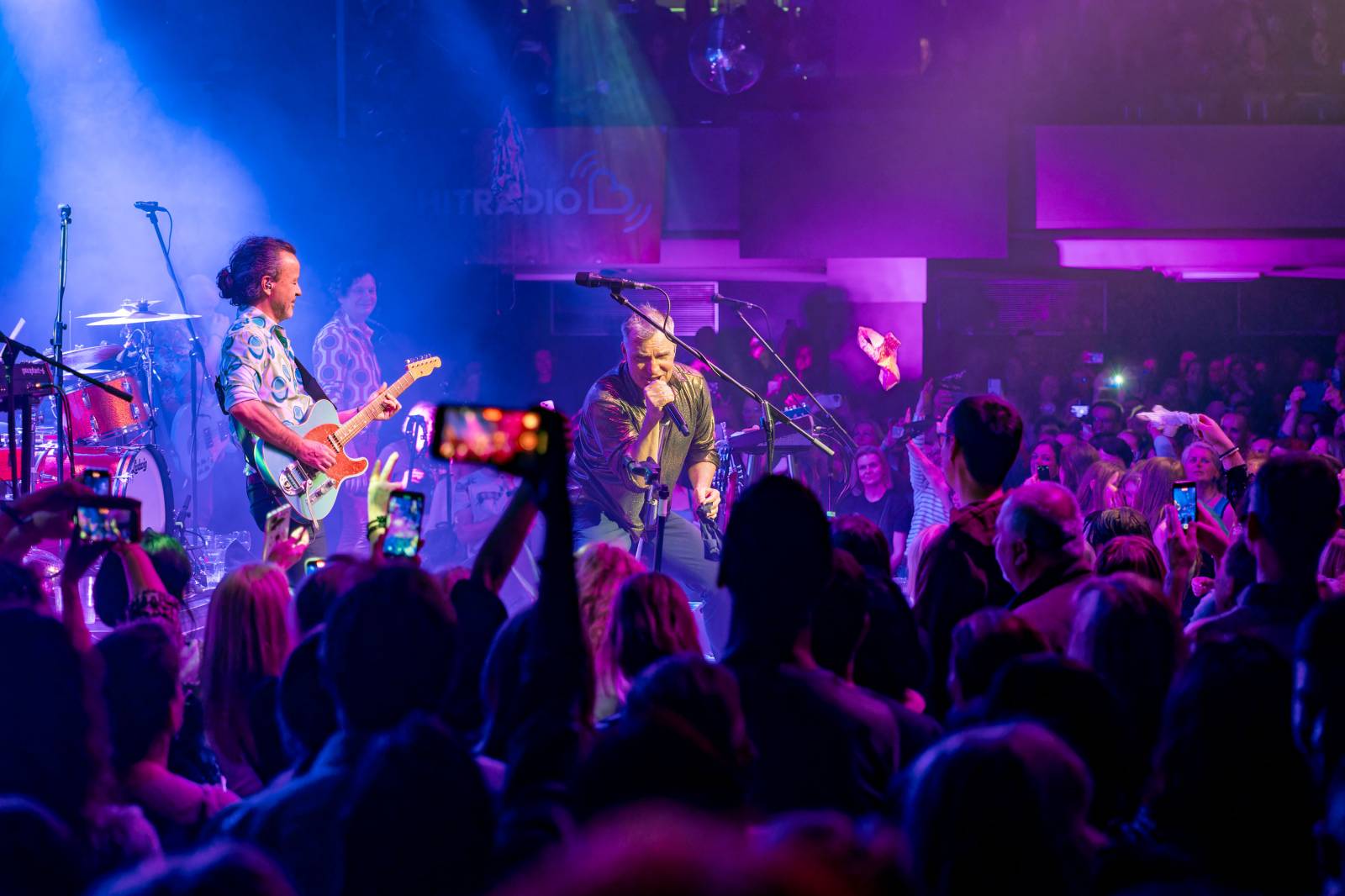 Mig 21 roztančili vyprodaný Lucerna Music Bar, fanynky zasypaly pódium kalhotkami