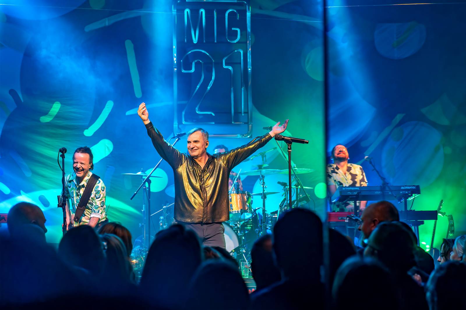 Mig 21 roztančili vyprodaný Lucerna Music Bar, fanynky zasypaly pódium kalhotkami