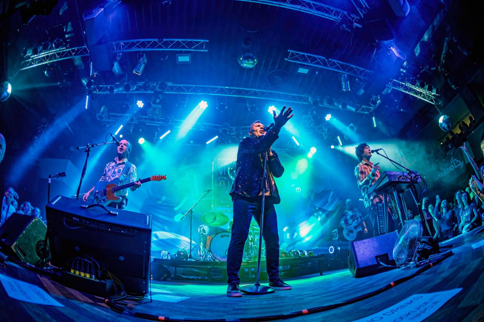 Mig 21 roztančili vyprodaný Lucerna Music Bar, fanynky zasypaly pódium kalhotkami