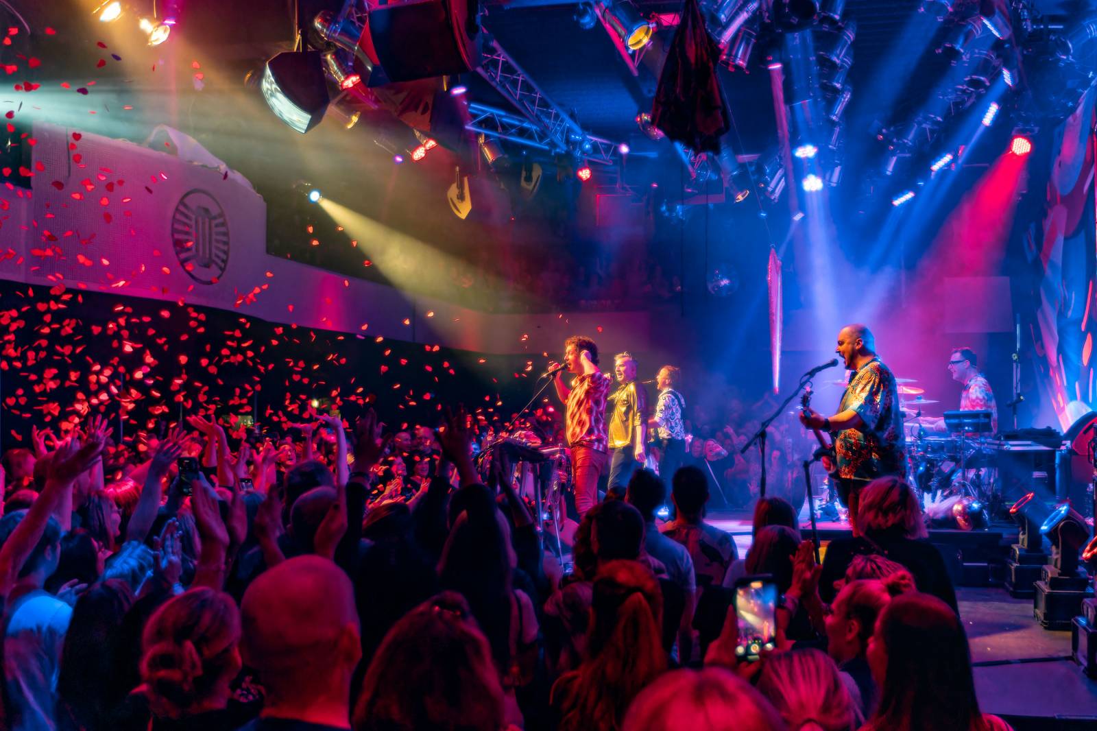 Mig 21 roztančili vyprodaný Lucerna Music Bar, fanynky zasypaly pódium kalhotkami