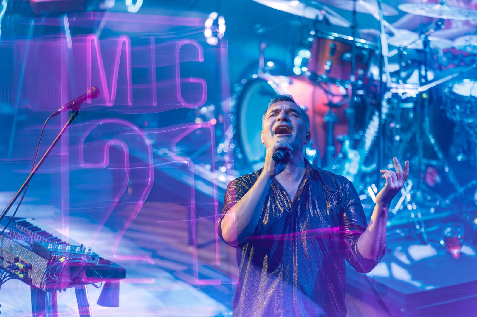 Mig 21 roztančili vyprodaný Lucerna Music Bar, fanynky zasypaly pódium kalhotkami