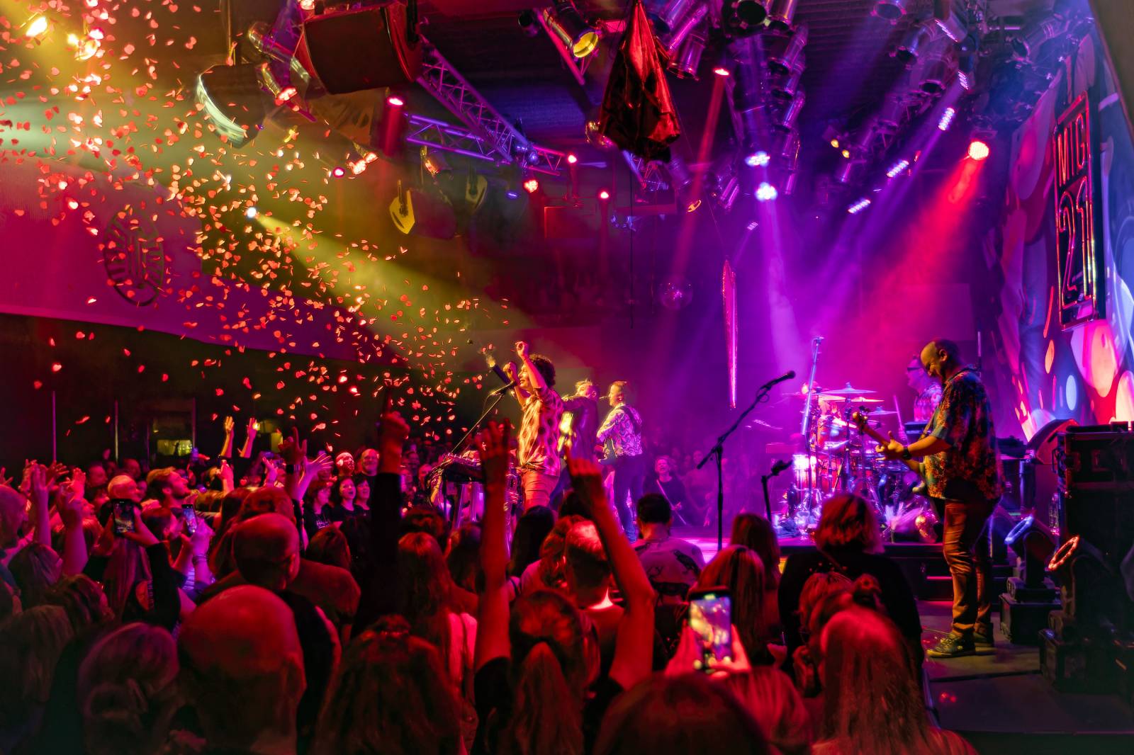 Mig 21 roztančili vyprodaný Lucerna Music Bar, fanynky zasypaly pódium kalhotkami