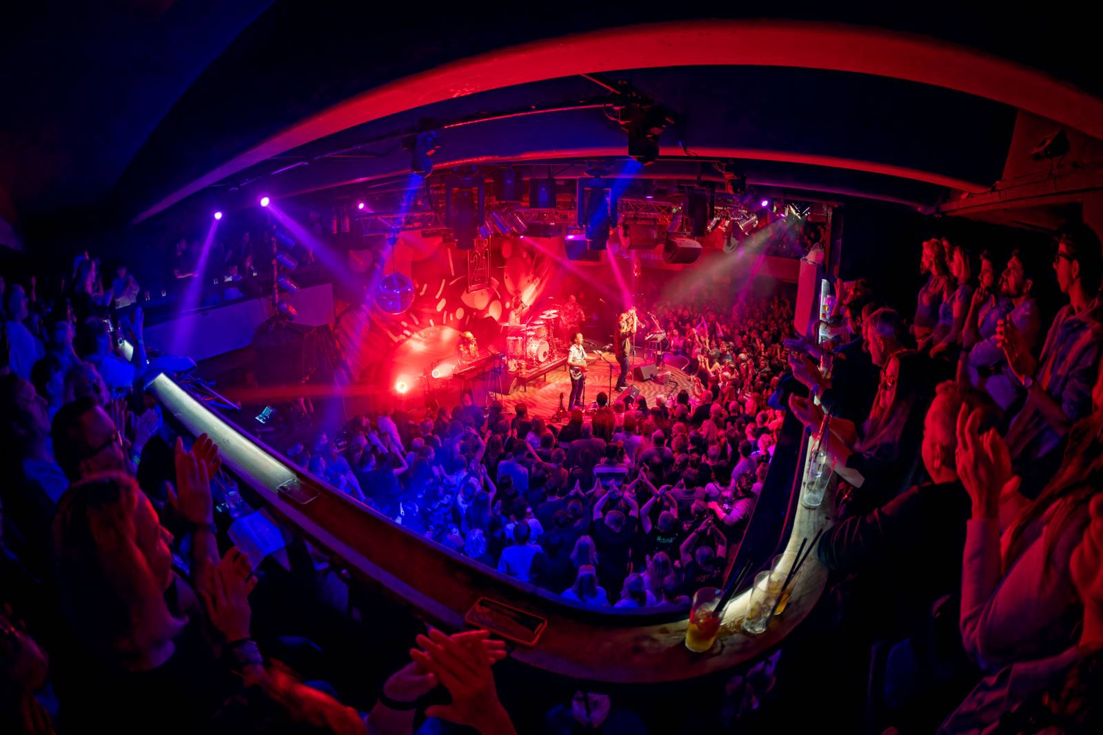 Mig 21 roztančili vyprodaný Lucerna Music Bar, fanynky zasypaly pódium kalhotkami