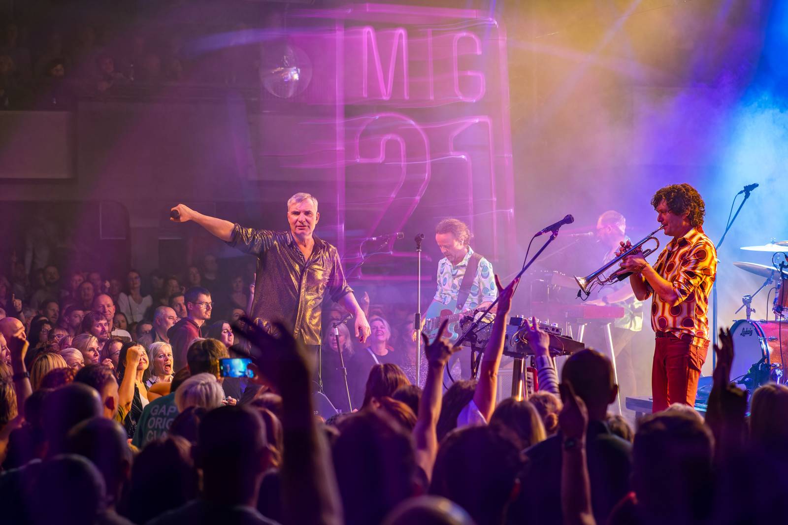 Mig 21 roztančili vyprodaný Lucerna Music Bar, fanynky zasypaly pódium kalhotkami