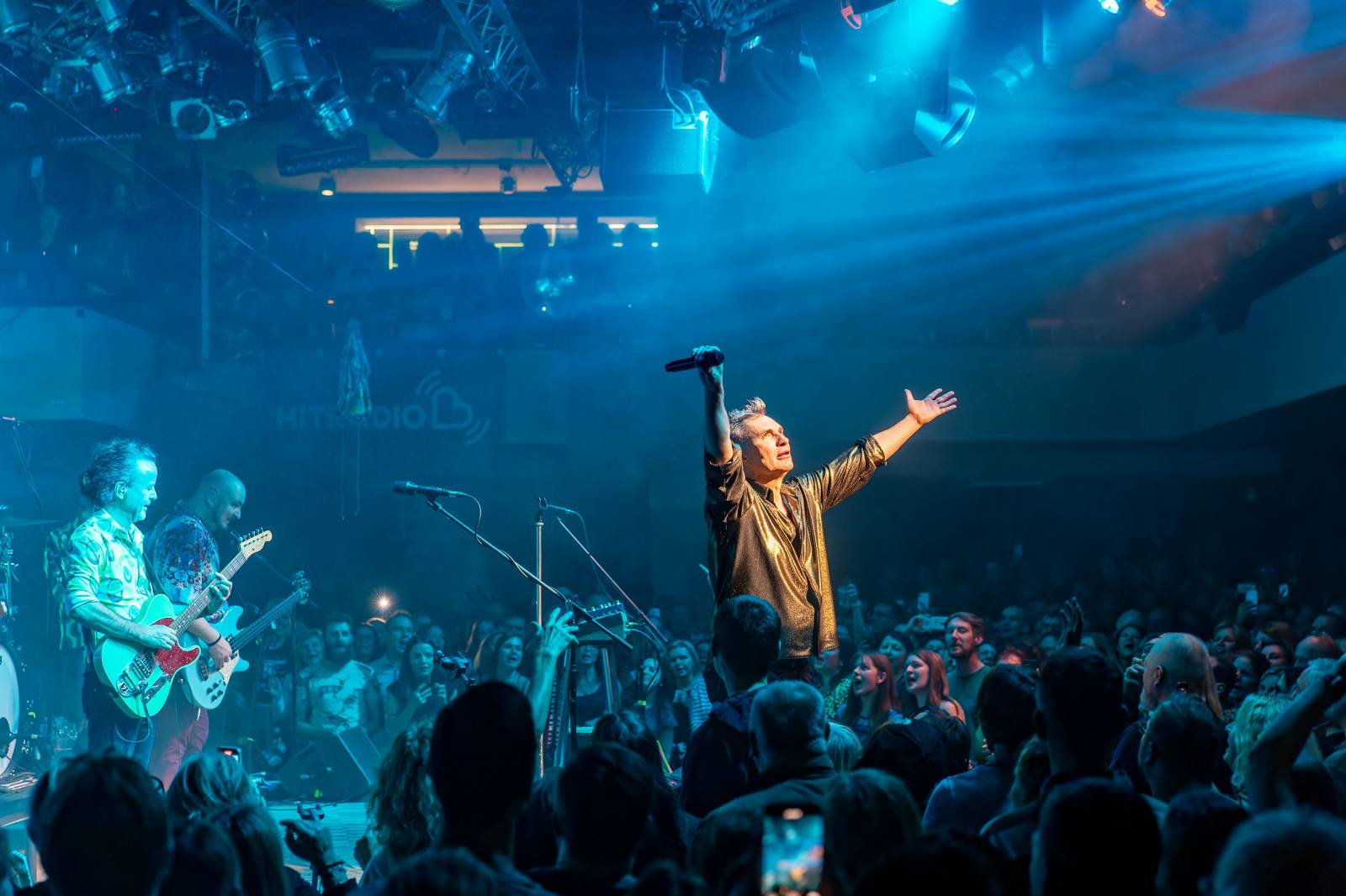 Mig 21 roztančili vyprodaný Lucerna Music Bar, fanynky zasypaly pódium kalhotkami