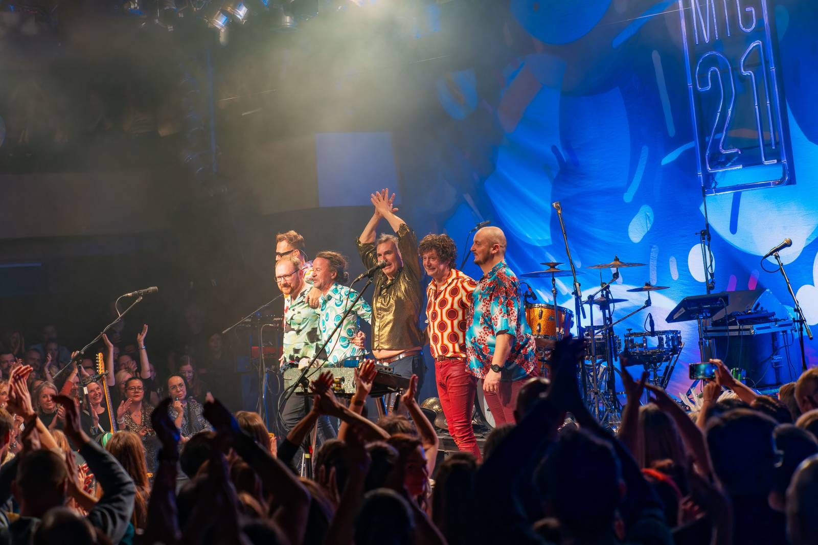 Mig 21 roztančili vyprodaný Lucerna Music Bar, fanynky zasypaly pódium kalhotkami