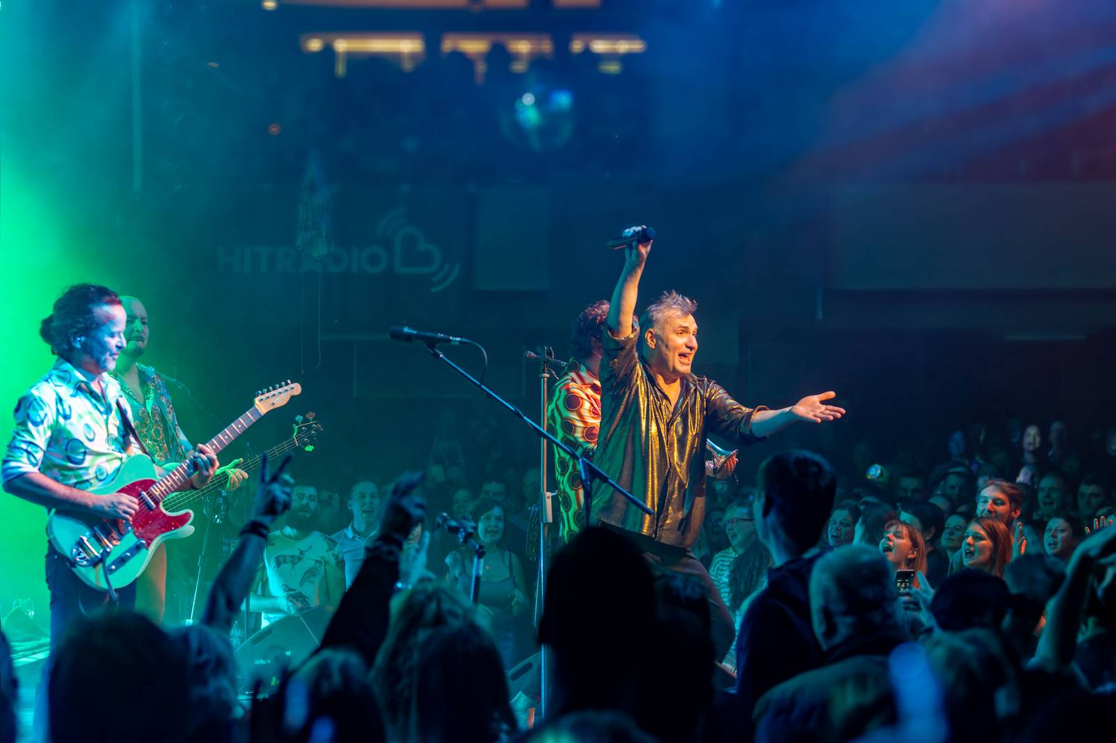 Mig 21 roztančili vyprodaný Lucerna Music Bar, fanynky zasypaly pódium kalhotkami