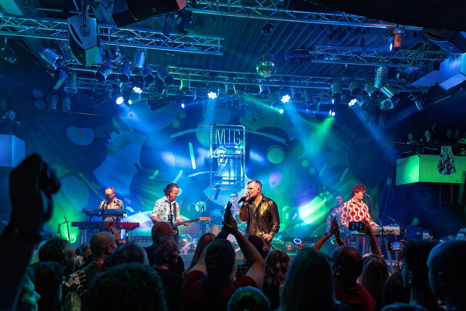 Mig 21 roztančili vyprodaný Lucerna Music Bar, fanynky zasypaly pódium kalhotkami