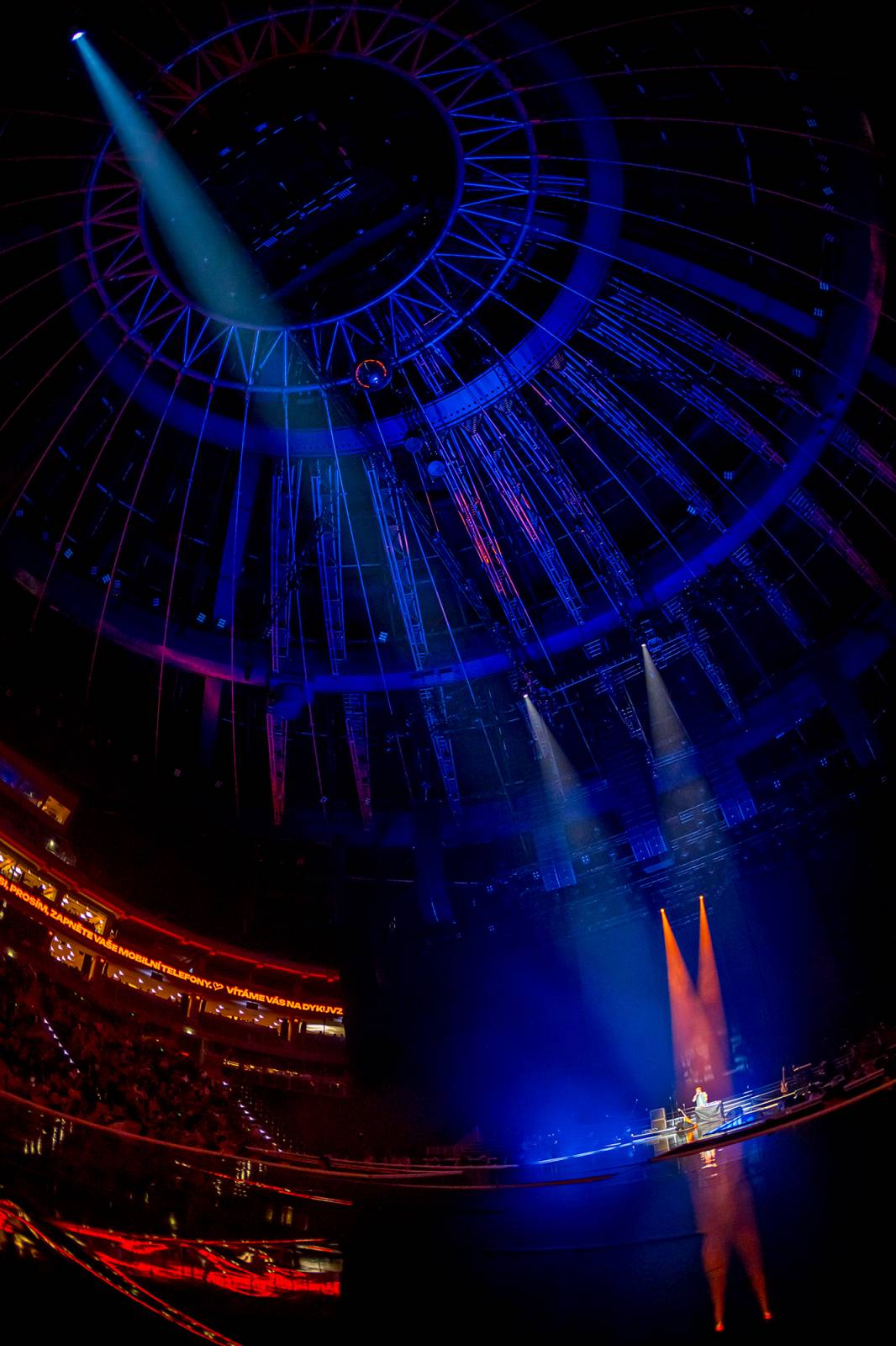 Kvalitní hudba, špičkoví tanečníci a emocemi nabitá show. Vojtěch Dyk si splnil sen a učaroval O2 areně