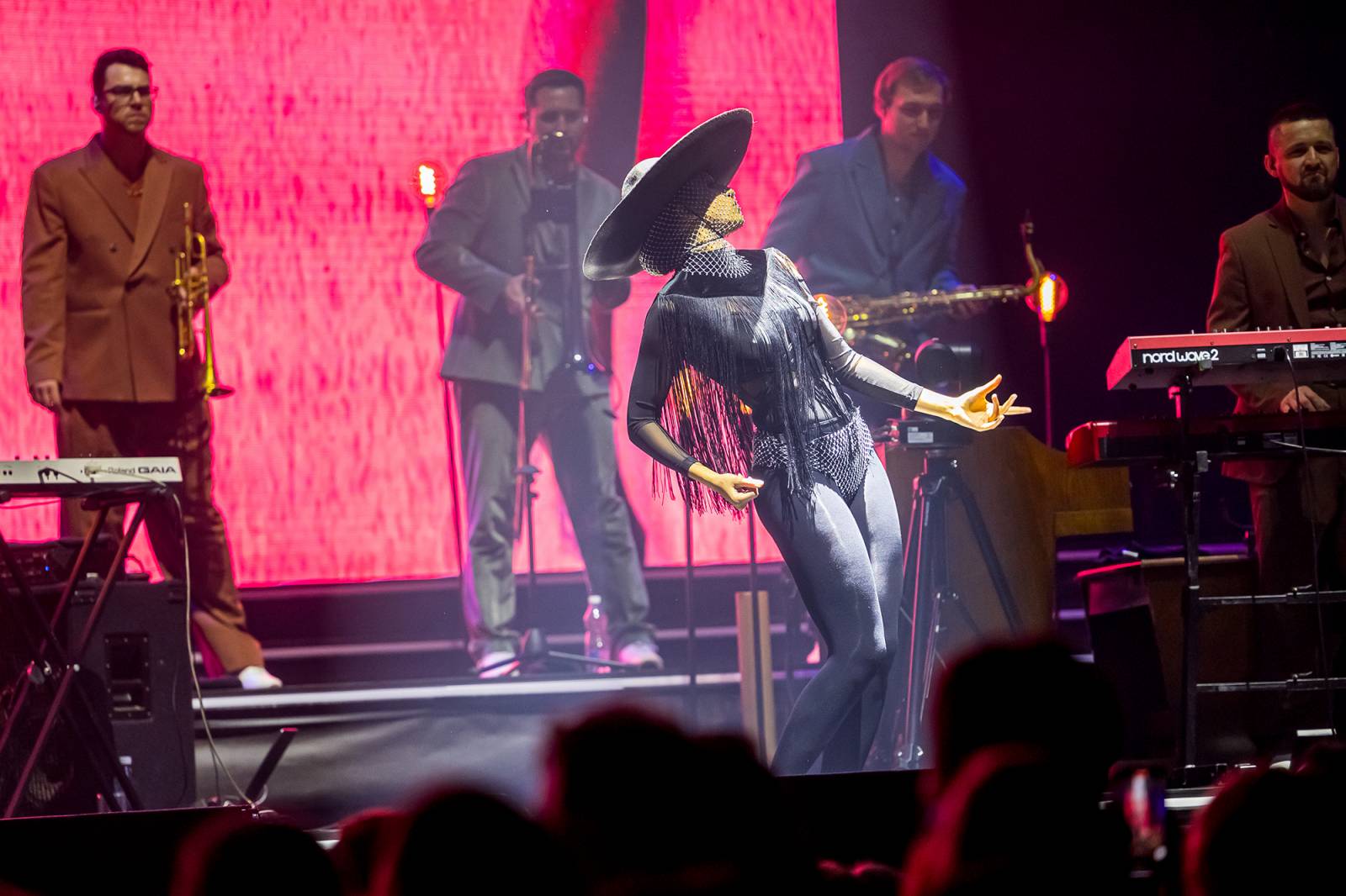 Kvalitní hudba, špičkoví tanečníci a emocemi nabitá show. Vojtěch Dyk si splnil sen a učaroval O2 areně