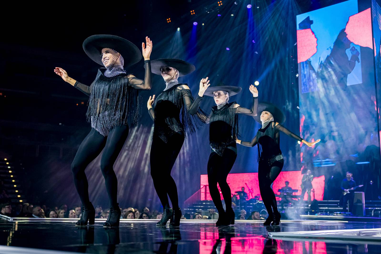 Kvalitní hudba, špičkoví tanečníci a emocemi nabitá show. Vojtěch Dyk si splnil sen a učaroval O2 areně